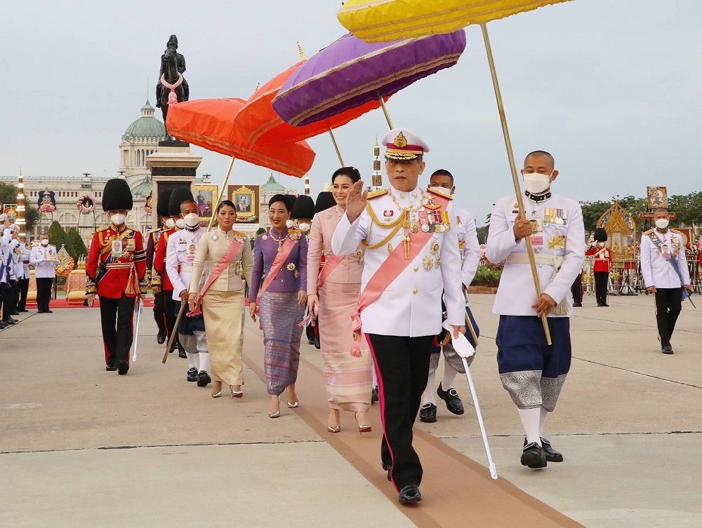 ในหลวง พระราชินี เสด็จฯวางพวงมาลา พระบรมราชานุสรณ์รัชกาลที่ 5