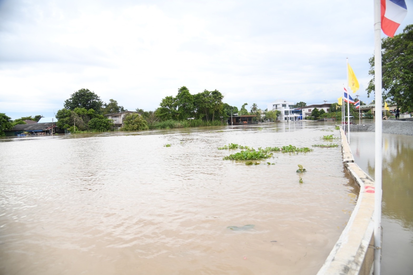 ประวิตรสั่งเร่งลดพื้นที่น้ำท่วม คาดหลัง 11 ต.ค. 65 ฝนเริ่มลดลง