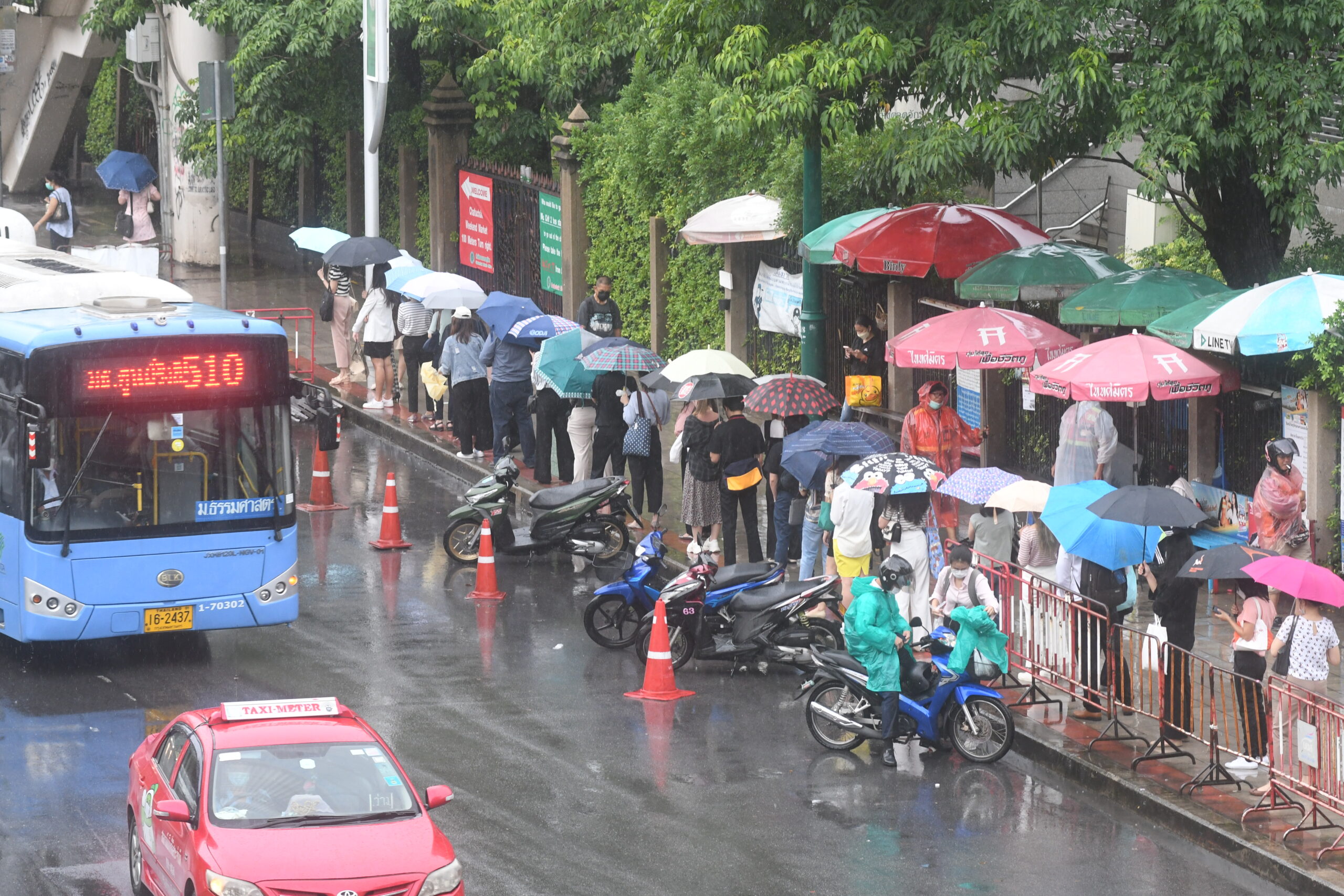 กรมอุตุฯสั่งเฝ้าระวังกลุ่มฝน 12 เขตใน กทม. เตือนยังมีฝนตกหนักถึง 10 ต.ค.