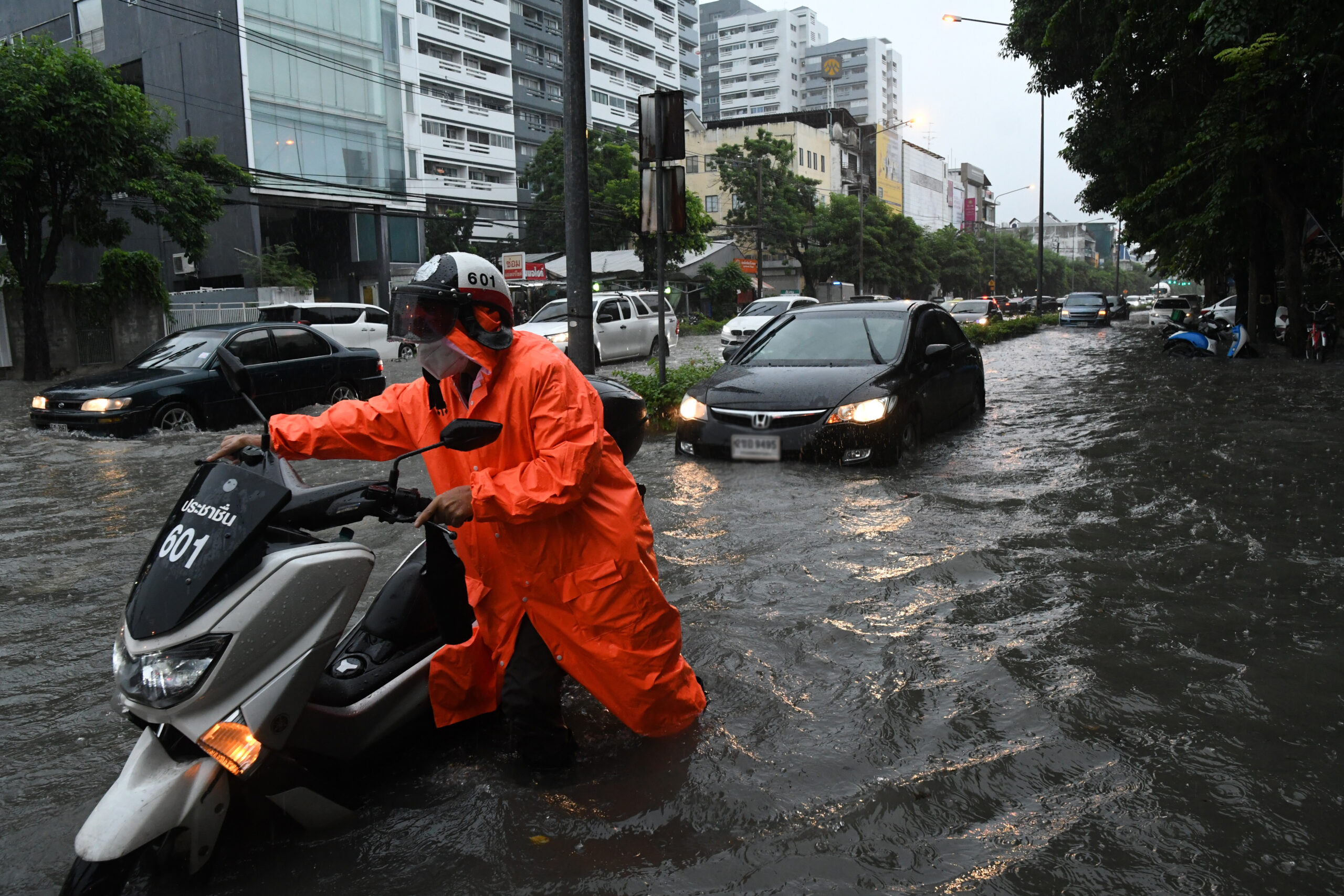 ภาพชุดฝนถล่มกรุงเทพฯ น้ำท่วมหนักหลายพื้นที่ การจราจรสุดสาหัส