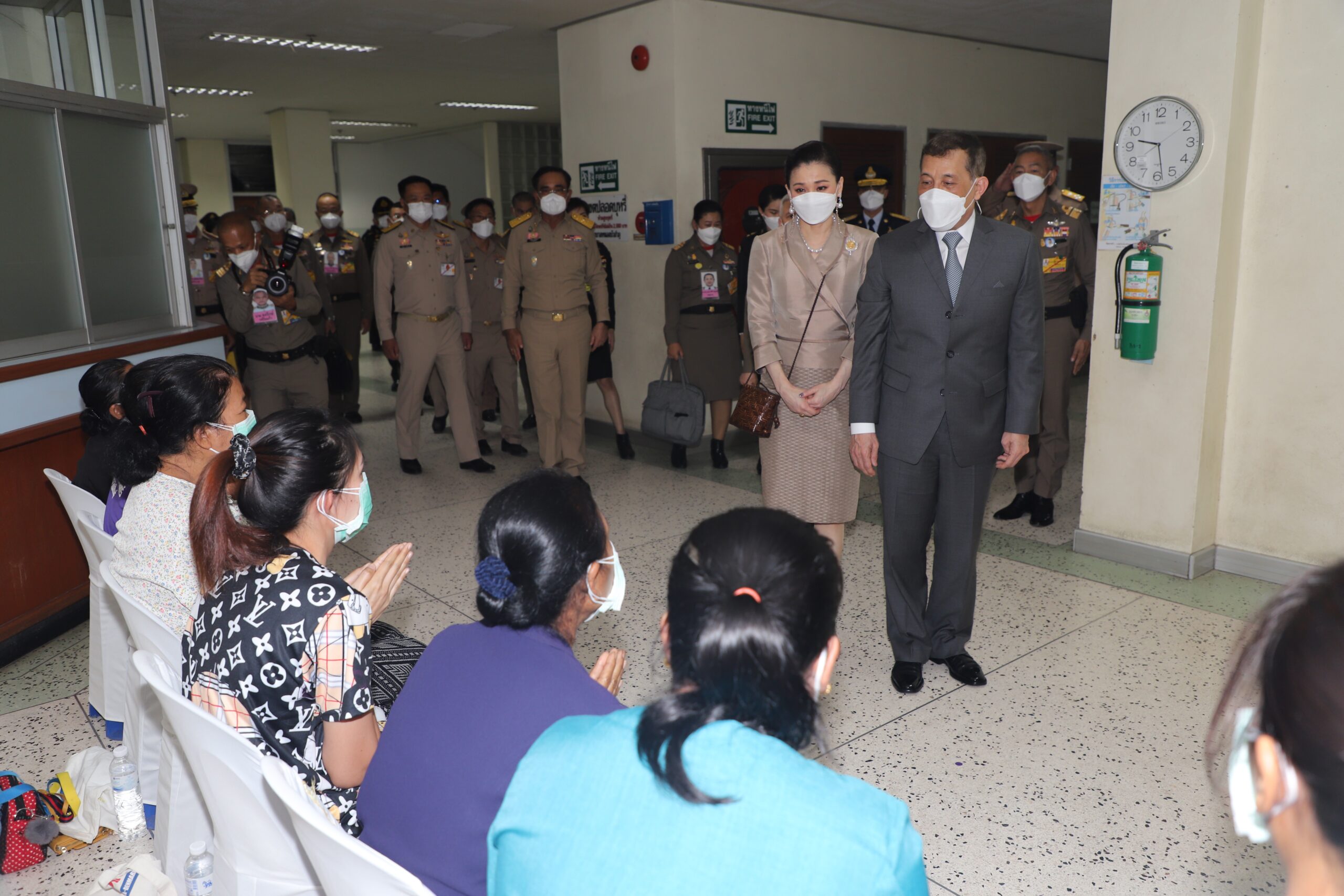 ในหลวง พระราชินี ทรงเป็นกำลังใจ ผู้สูญเสียลูก-หลาน จ.หนองบัวลำภู