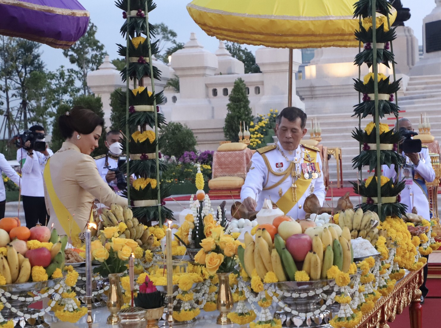 ในหลวง พระราชินี เสด็จฯ ทรงเปิดพระบรมราชานุสาวรีย์ รัชกาลที่ 9