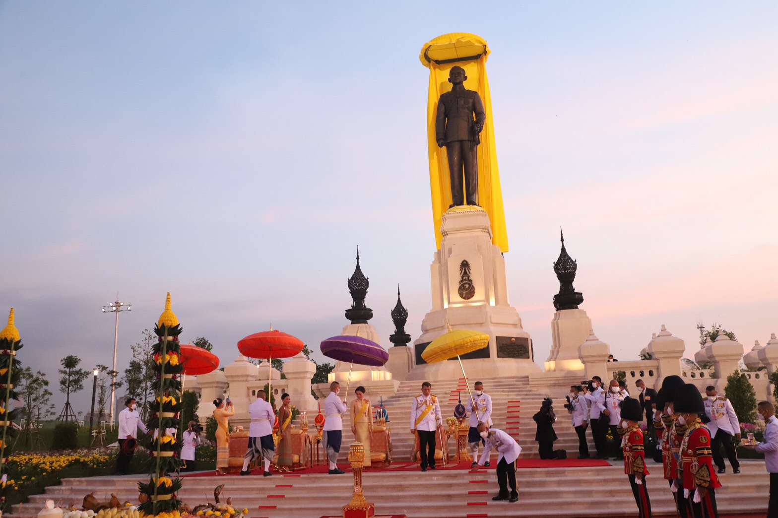 สำนักพระราชวัง เปิดให้ประชาชนเข้าถวายสักการะ พระบรมราชานุสาวรีย์ ร.9