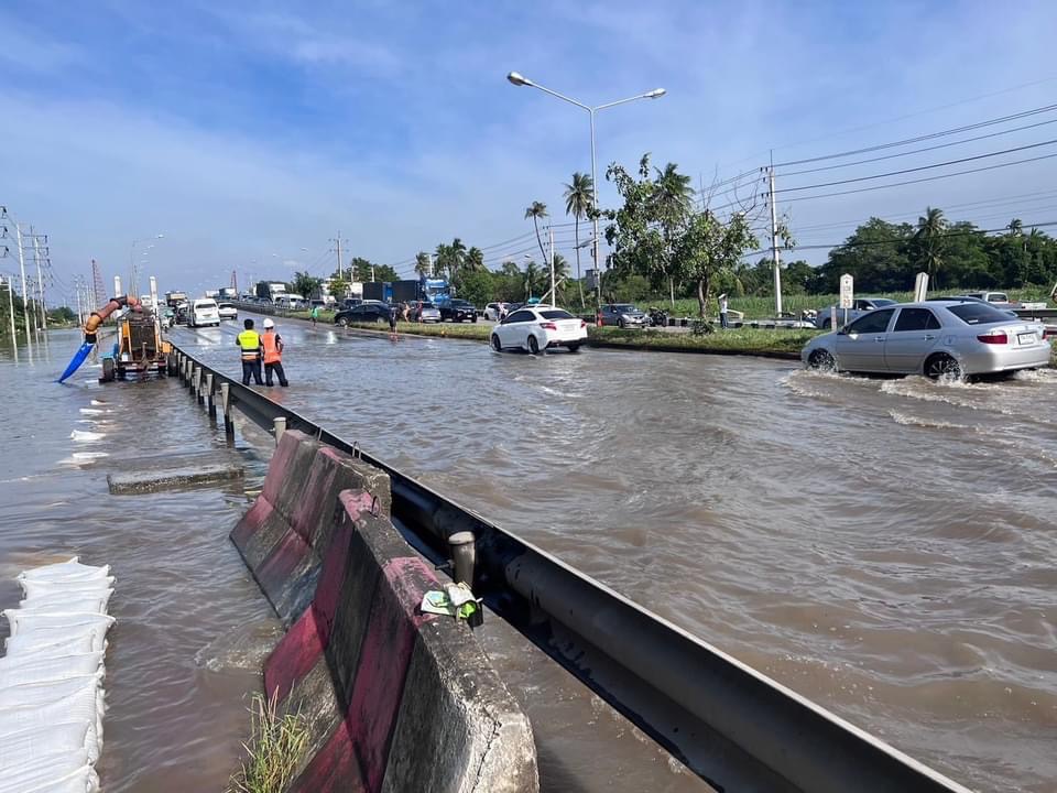 ถนนบรมราชชนนี เชิงสะพานข้ามแม่น้ำท่าจีนวิกฤตทั้งขาเข้า-ขาออกน้ำท่วมขังสูง