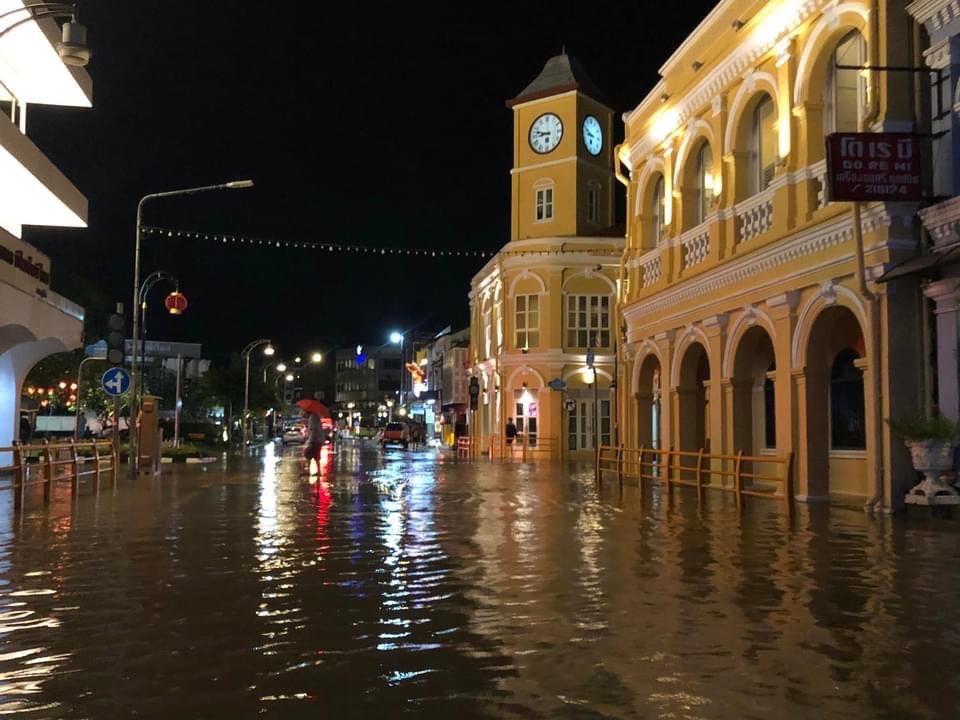 ภูเก็ตเอาไม่อยู่ ฝนตกทั้งวัน น้ำเข้าท่วมซ้ำย่านเมืองเก่า กระทบพื้นที่เศรษฐกิจ
