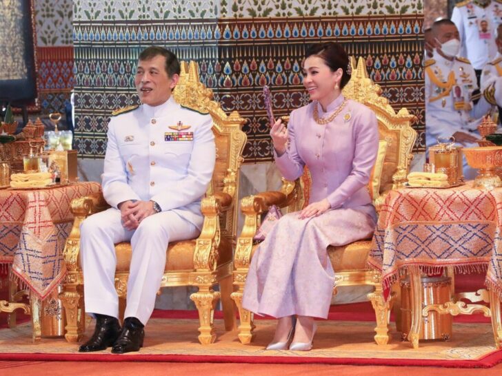 ในหลวง พระราชินี เชิญเฝ้ารับเสด็จในหลวง-พระราชินี