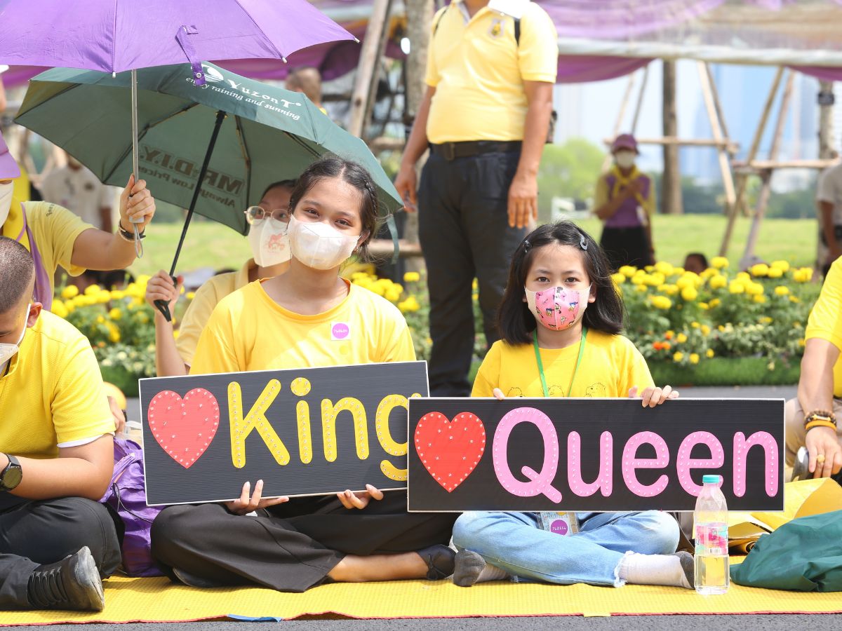 ประชาชนเฝ้าฯรับเสด็จ ในหลวง พระราชินี ทรงเปิดพระบรมราชานุสาวรีย์ ร.9