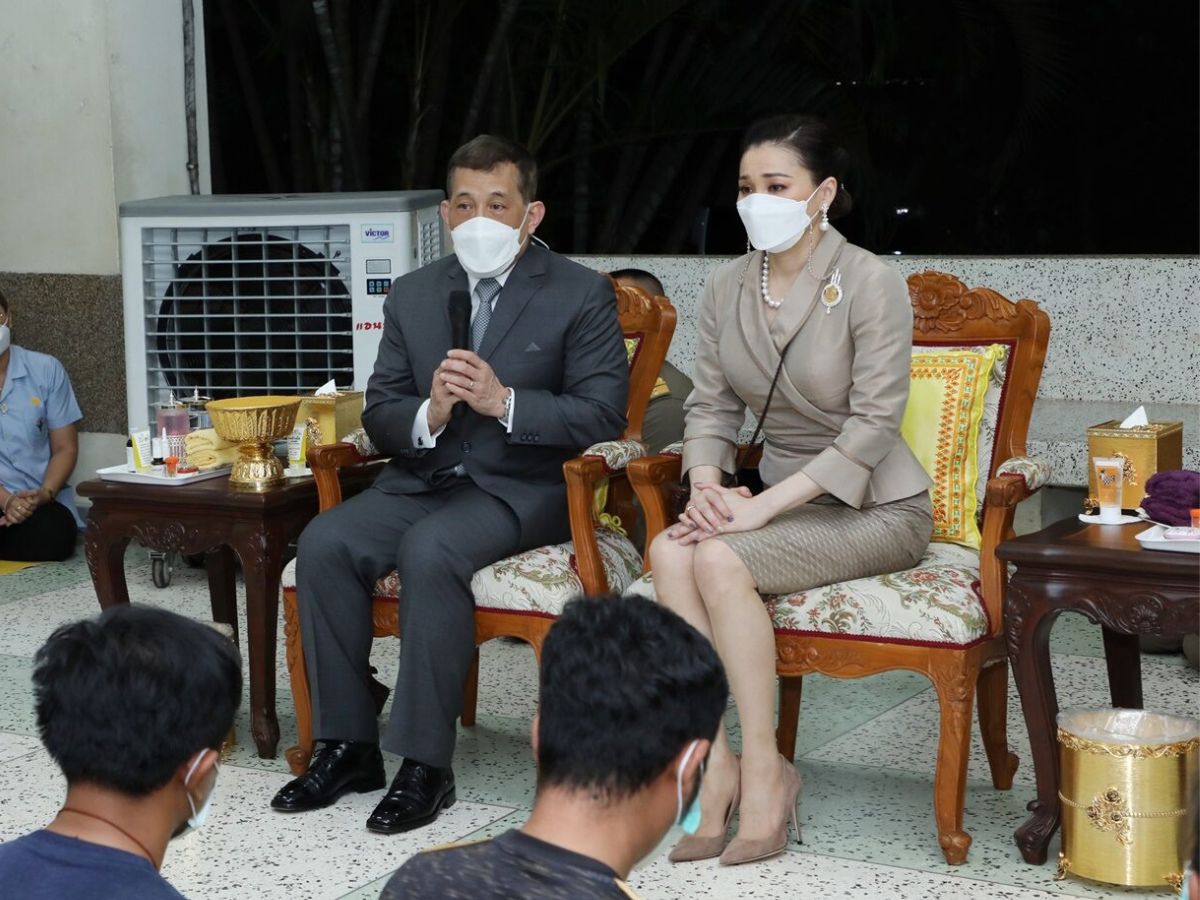 ประมวลภาพ ในหลวง พระราชินี เสด็จฯ พระราชทานกำลังใจ ครอบครัวผู้เสียชีวิต-บาดเจ็บ