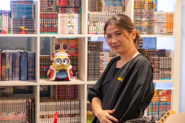 วา พึ่งจัดชั้นหนังสือเสร็จ จนเป็นระเบียบเหมือนใหม่
