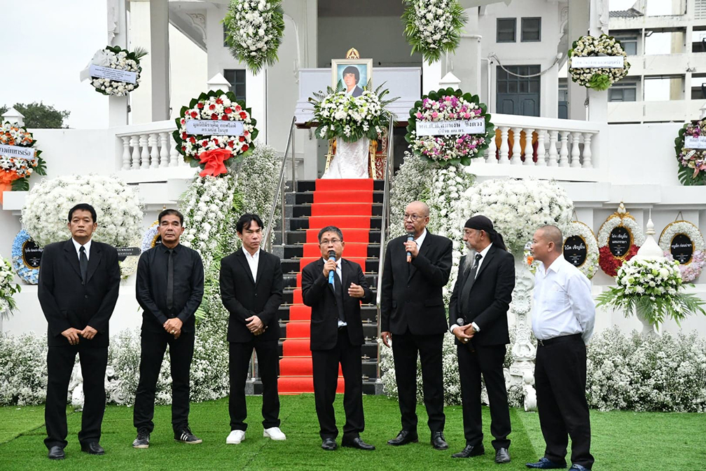 เด๋อ-ดู๋ นำทีมเพื่อนศิลปินตลก ร่วมพิธีฌาปนกิจ ส่งวิญญาณ เด่น ดอกประดู่