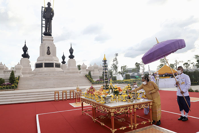 พระบรมราชานุสาวรีย์ ร.9 อุทยานเฉลิมพระเกียรติ 279 ไร่ “พระเจ้าอยู่หัวเป็นน้ำ ฉันจะเป็นป่า”
