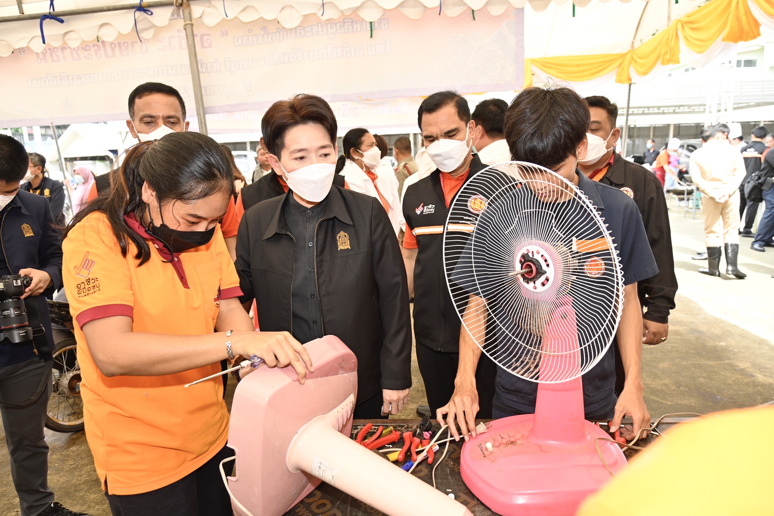 อาชีวะ ช่วยซ่อมอุปกรณ์ เครื่องใช้ไฟฟ้า ผู้ประสบภัยน้ำท่วมทั่วประเทศ