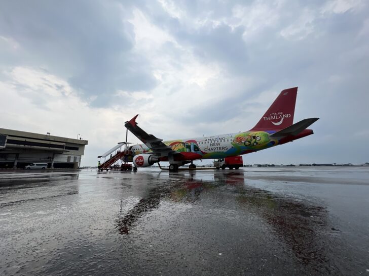 เครื่องบินแบบแอร์บัส เอ320 สายการบินไทยแอร์เอเชีย ลายอเมซิ่งไทยแลนด์ จิดอยู่ ณ ท่าอากาศยานดอนเมือง