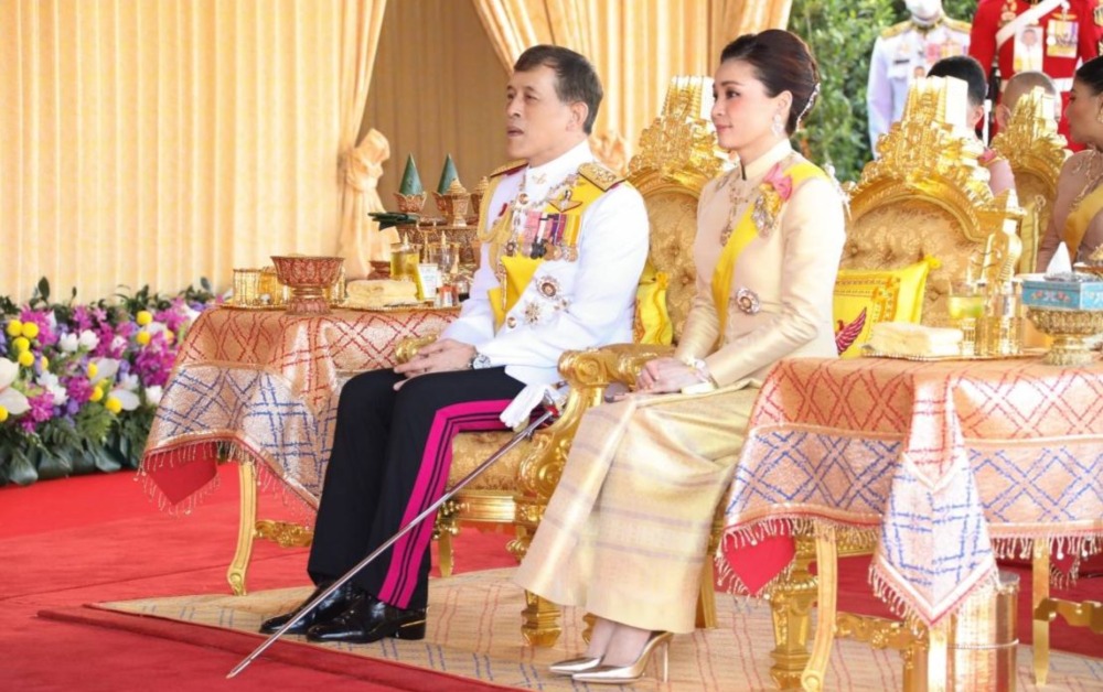 เชิญเฝ้าฯ รับเสด็จในหลวง พระราชินี ทรงเปิดพระบรมราชานุสาวรีย์ ร.9