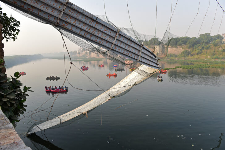 รวบ 9 ผู้ต้องสงสัย โยงเหตุสะพานแขวนอินเดียถล่ม คร่ากว่าร้อยชีวิต