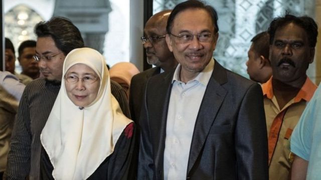 The pardoning could lead to Anwar Ibrahim, shown here with his wife Wan Azizah, eventually taking office
