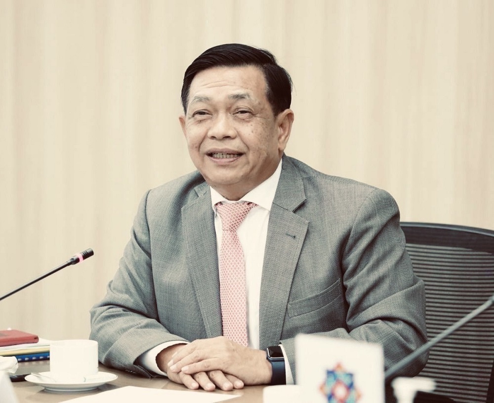 อลงกรณ์ พลบุตร