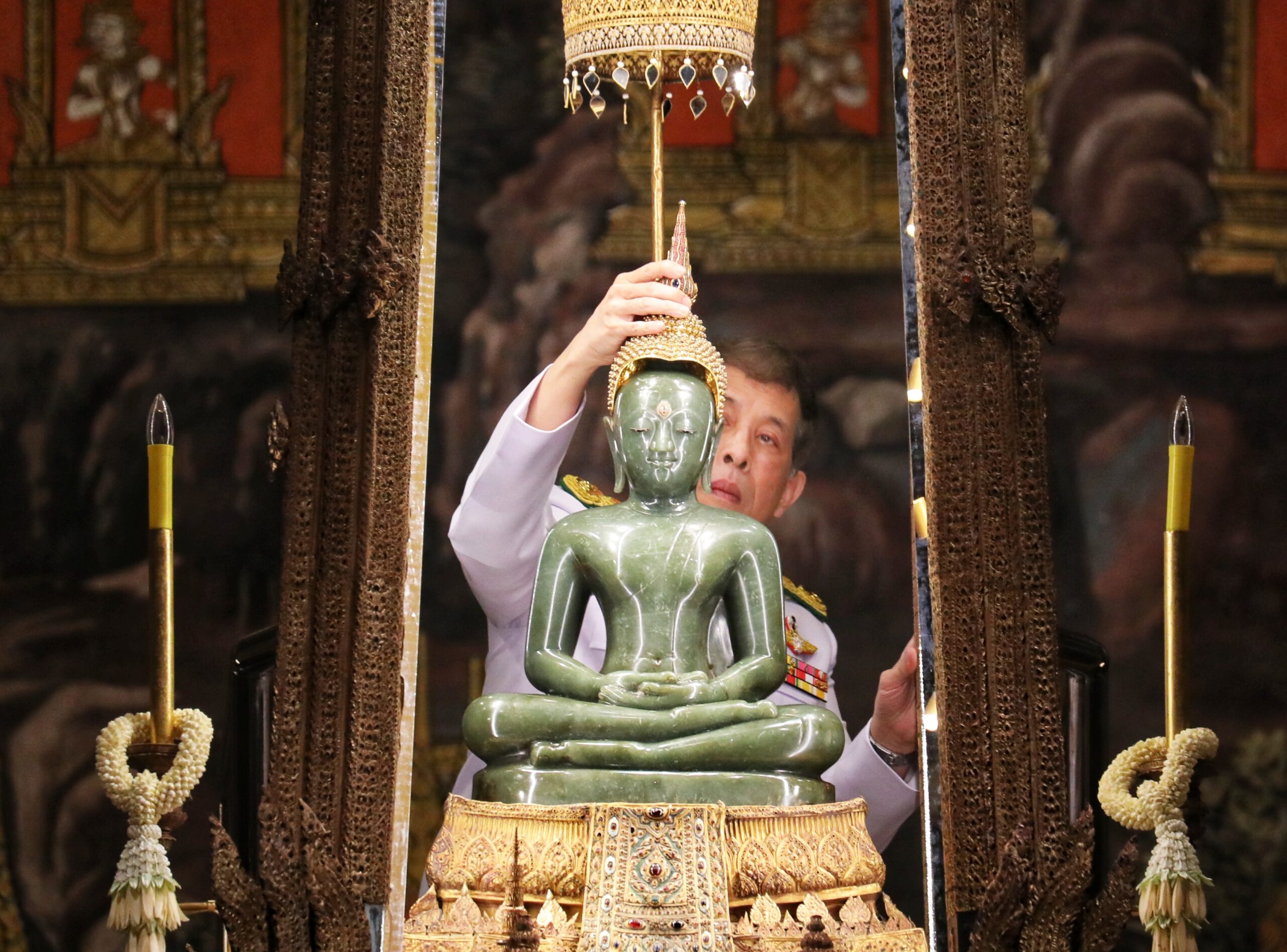ในหลวง พระราชินี ทรงเปลี่ยนเครื่องทรงฤดูฝนเป็นฤดูหนาว พระแก้วมรกต
