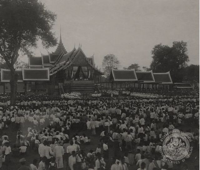 ร.5 เสด็จออกหน้าพระที่นั่งสรรเพชญ์ปราสาท (สร้างขึ้นชั่วคราว) ในพระราชพิธีรัชมงคล พ.ศ. 2450