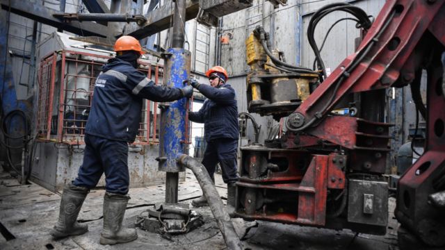 คนงานที่แท่นขุดเจาะก๊าซธรรมชาติของก๊าซพรอมทางตะวันตกของรัสเซีย