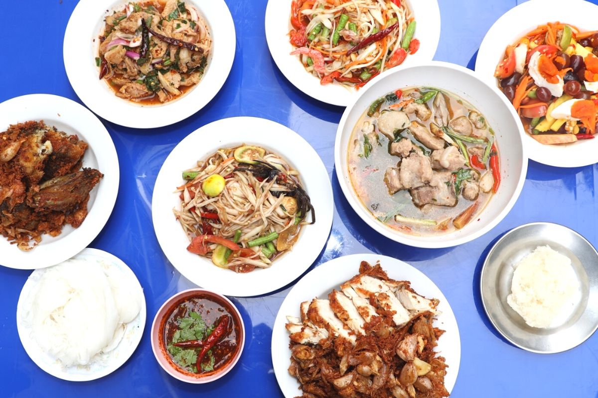 ส้มตำอุทุมพร (ใจ) จัดจ้านย่านบางลำพู  แซ่บครบรสอาหารอีสาน  ตำตัวโยก 100 ครก/วัน