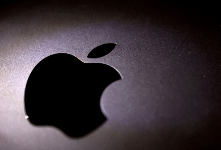 FILE PHOTO: Illustration shows Apple logo แอปเปิล สนใจซื้อสโมสรแมนฯยูไนเต็ด สื่ออังกฤษรายงาน