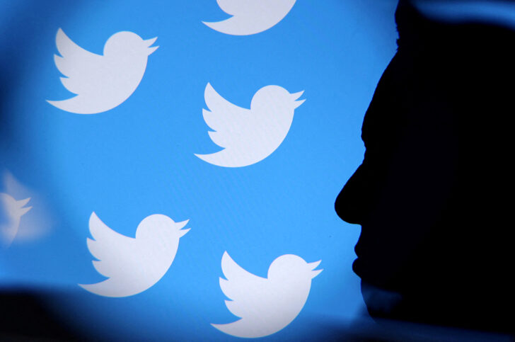 FILE PHOTO: Illustration shows Elon Musk photo and Twitter logo พนักงานทวิตเตอร์แห่ลาออก หลังครบกำหนดเส้นตายของ
