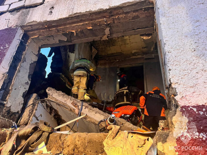 Rescuers remove debris following the collapse of a building in Tymovskoye เหตุระเบิดบนเกาะซาคาลินของรัสเซีย เสียชีวิตอย่างน้อย 9 ราย