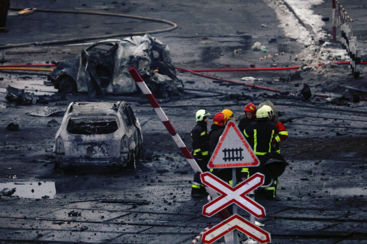 FILE PHOTO: Rescuers work at a site of a Russian missile strike, in Kyiv ยูเครนอ้าง รัสเซียยิงขีปนาวุธ 70 ลูกถล่ม เซเลนสกีวอน UN ลงโทษ