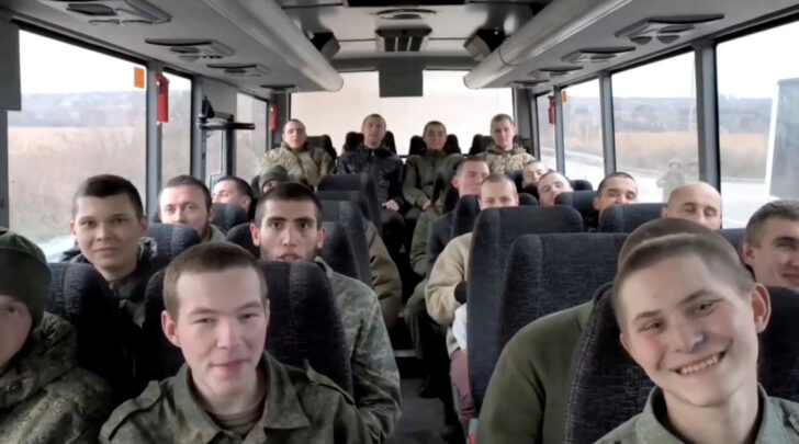 An image shows what Russia's Defence Ministry said to be soldiers freed by Ukraine in prisoner exchange รัสเซีย-ยูเครน แลกเปลี่ยนเชลยศึก 100 คน