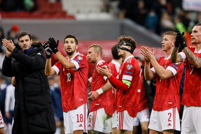 นักฟุตบอลทีมชาติรัสเซียฉลองหลังเอาชนะทีมชาติสโลวาเกีย ในเกมฟุตบอลโลกรอบคัดเลือกกลุ่มเอช ที่สนามอัค บารส์ กรุงคาซาน ของรัสเซีย