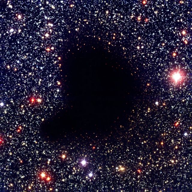 ภาพขยายของกลุ่มเมฆโมเลกุล Barnard 68 ซึ่งดูเหมือนพื้นที่ว่างเปล่าขนาดใหญ่ในห้วงอวกาศ