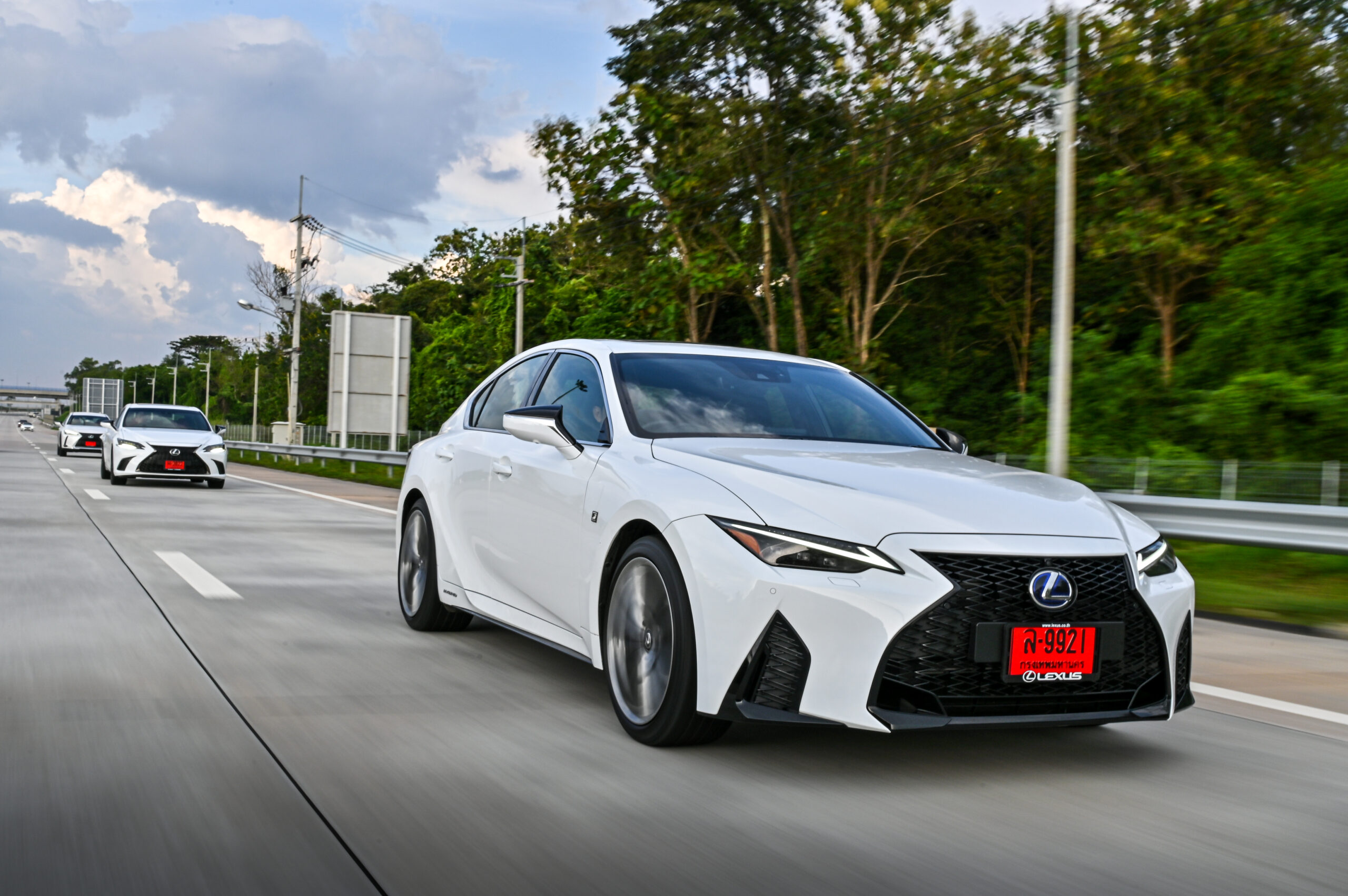 Lexus ES 350h เเรง หรูหรา อย่างมีเอกลักษณ์