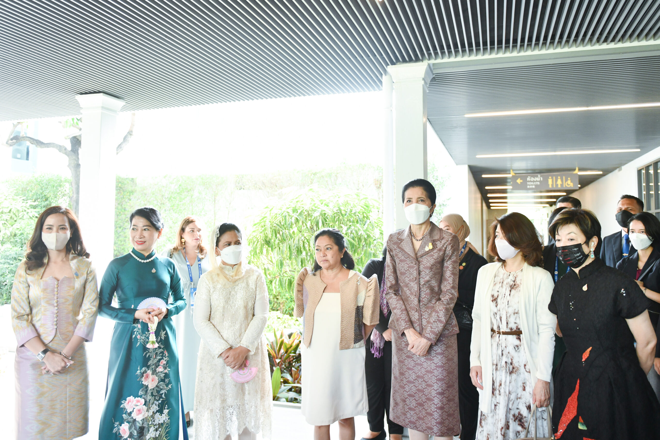 อาจารย์น้อง พาภริยาผู้นำเอเปค 7 เขตเศรษฐกิจ เยี่ยมชมพิพิธภัณฑ์ศิลป์แผ่นดิน