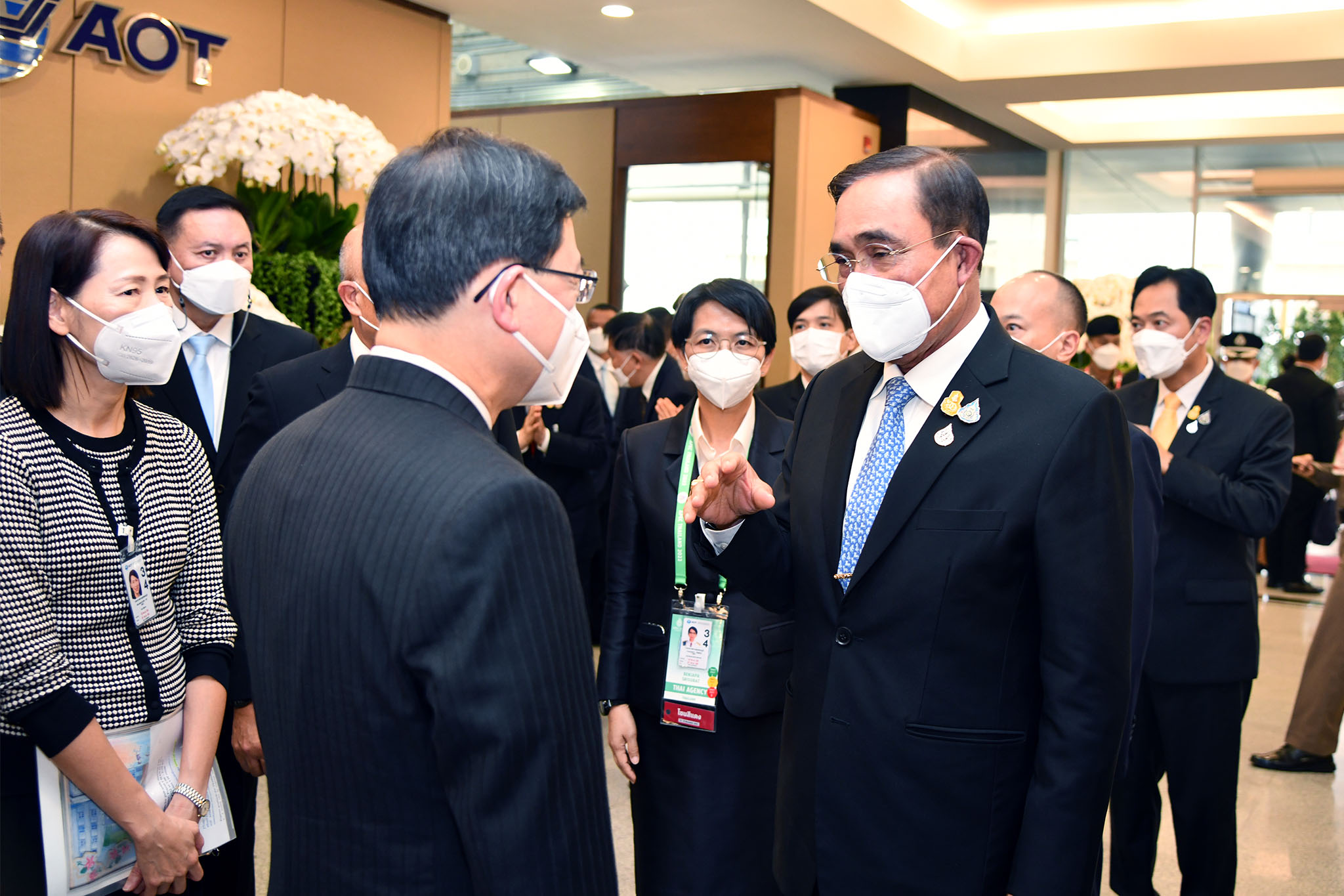 ประยุทธ์ ทวิภาคีแบบสั้น จอห์น ลี คา-ชิว ชมเปาะ เจ้าภาพจัดงานเอเปค