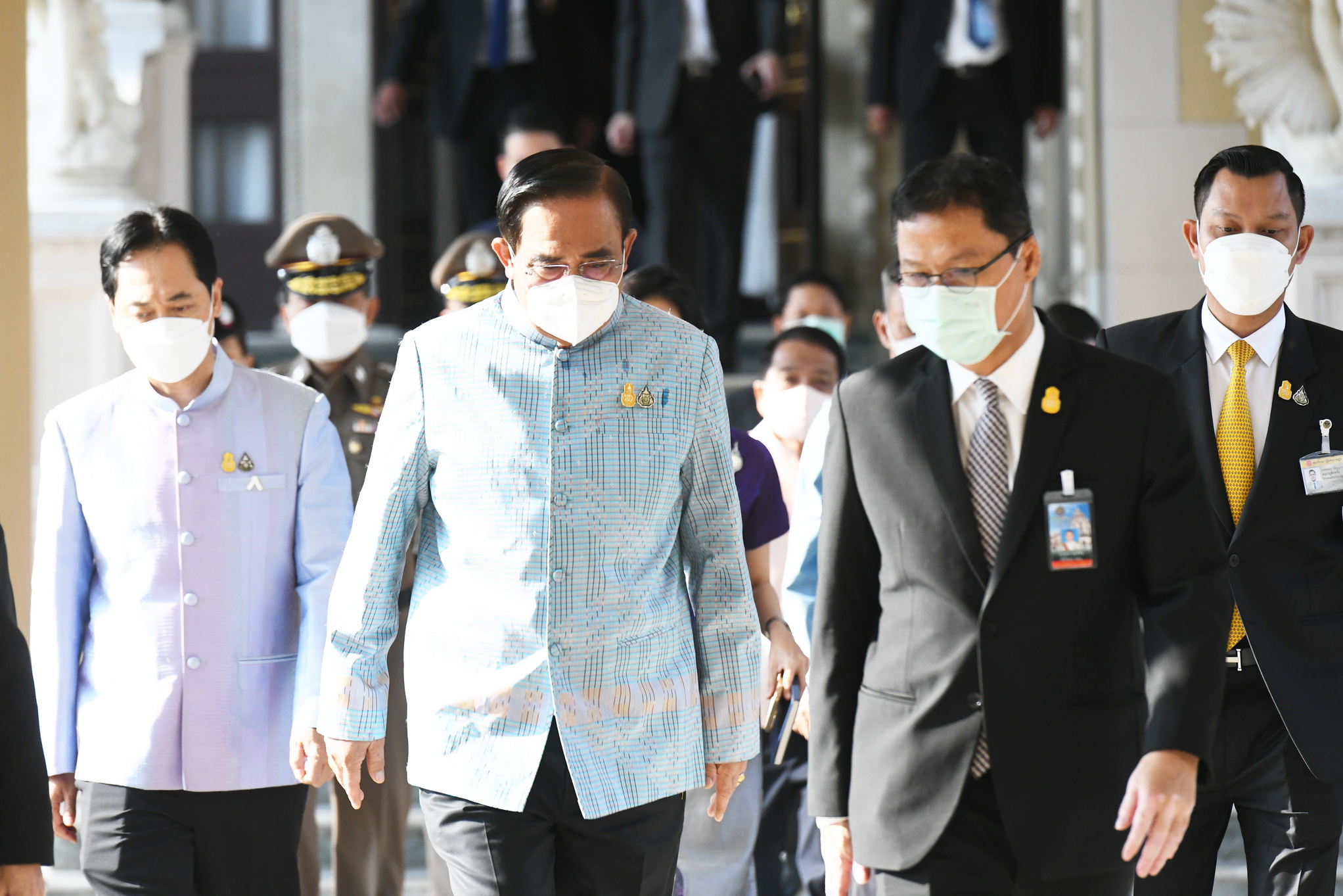 ประยุทธ์ไม่ตอบแยกทางบิ๊กป้อม ครม.กินข้าวเที่ยง ยังไม่คิดย้ายพรรค