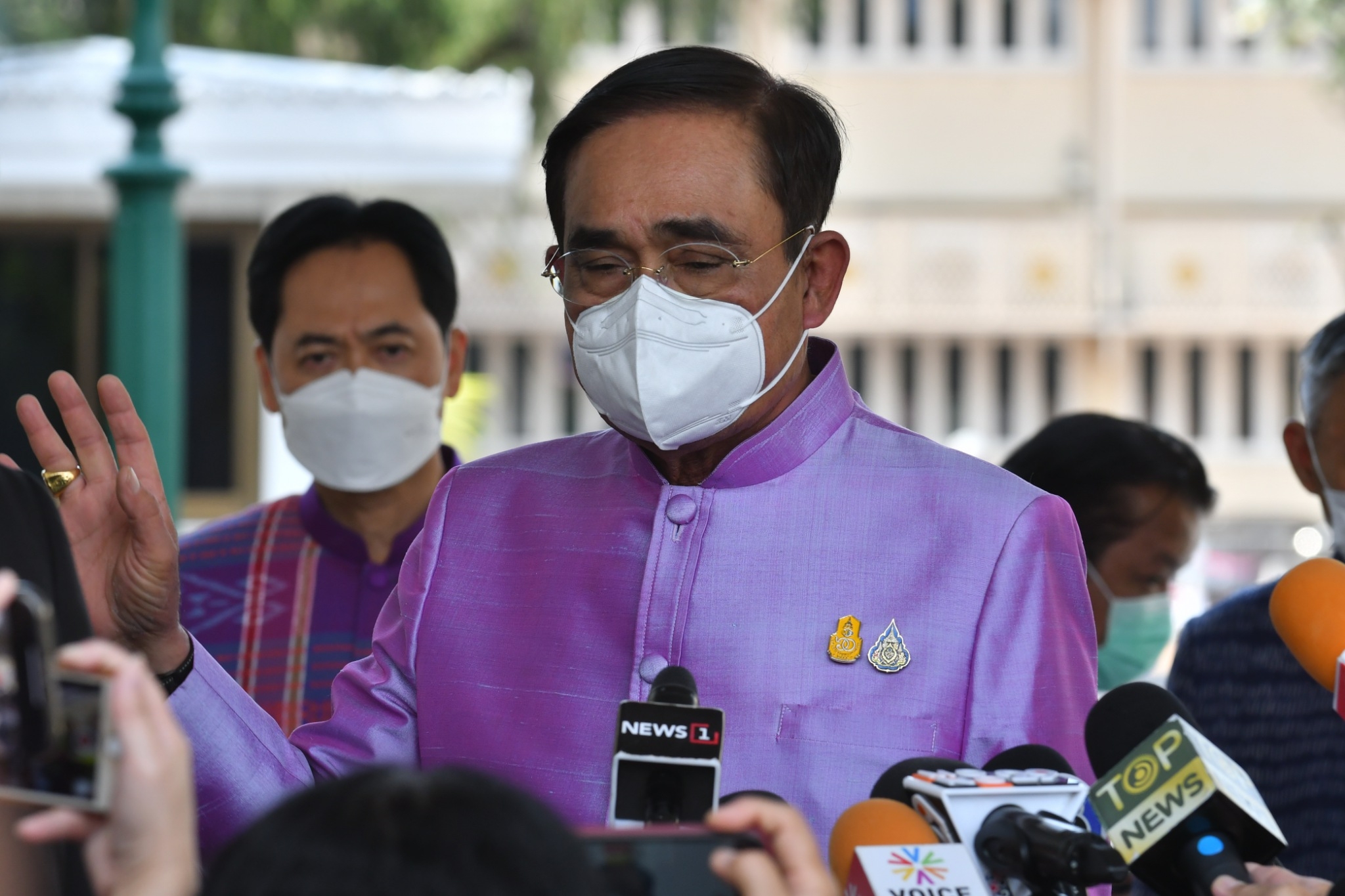 ประยุทธ์ ทุบโต๊ะกลาง ครม. สั่งพรรคร่วมรัฐบาลพักรบ