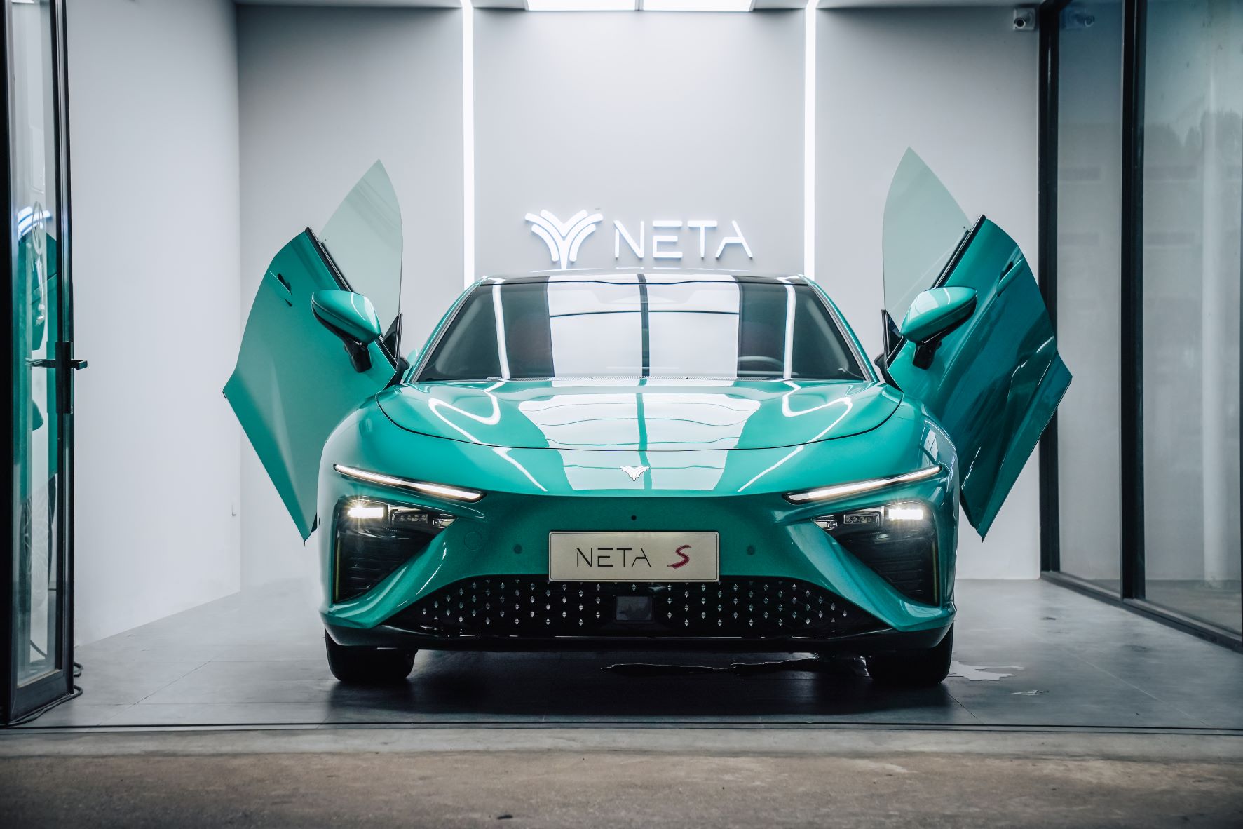 พบตัวจริงในงานมอเตอร์เอ็กซ์โป S" สปอร์ต คูเป้ อีวี