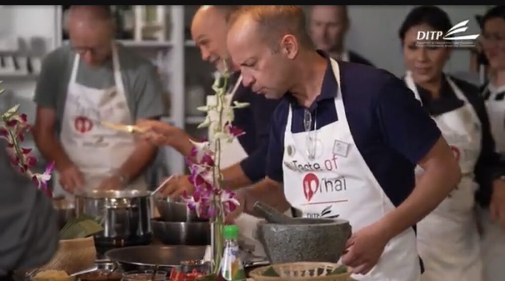 พ่อบ้านเยอรมันแห่เรียนอาหารไทย 3 เมนูฮิต "ยำส้มโอ ข้าวซอยไก่ ข้าวเหนียวมะม่วง"