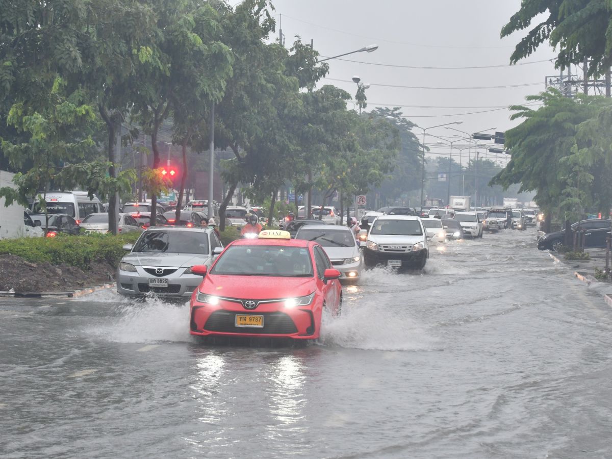 กรมอุตุฯ ประกาศฉบับ 4 ฝนตกหนัก คลื่นสูง 21-24 พ.ย. จังหวัดไหนบ้าง เช็กเลย