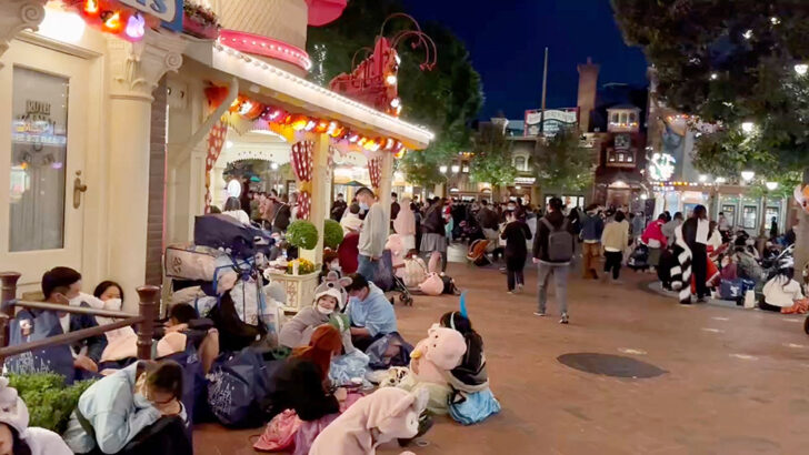 Crowd at Shanghai Disney Resort in Shanghai เซี่ยงไฮ้ยังคุมเข้ม
