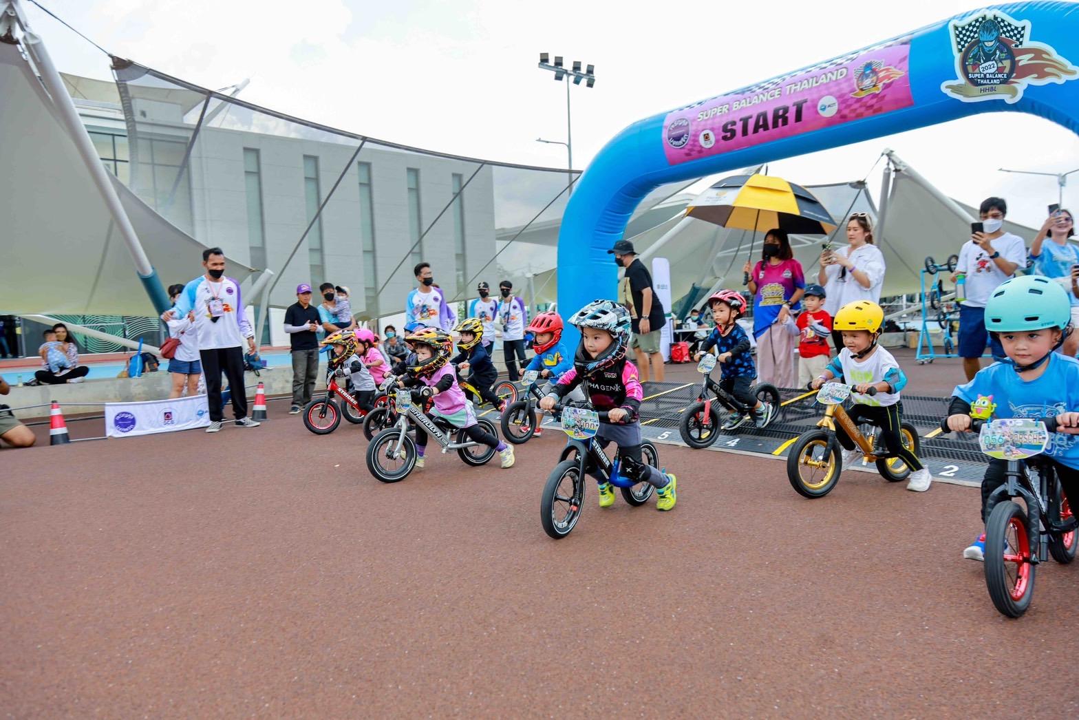 สนามลู่ปั่นจักรยาน “เจริญสุขมงคลจิต” ร่วมกับ SCB และ AOT จัดกิจกรรม “Super Balance Thailand 2022” การแข่งขันจักรยานขาไถรุ่นจิ๋ว