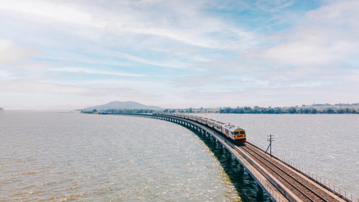 รถไฟลอยน้ำ ข้ามเขื่อนป่าสักชลสิทธิ์