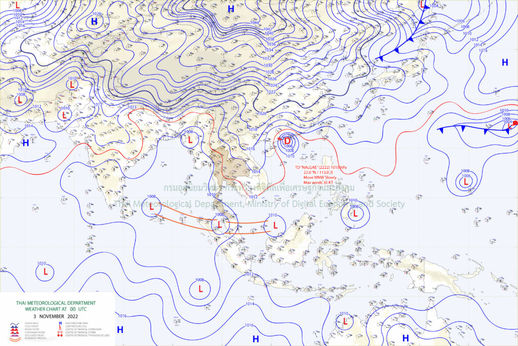 อธิบายภาพ : บริเวณความกดอากาศสูงหรือมวลอากาศเย็นจากประเทศจีนปกคลุมประเทศไทยตอนบน ประกอบกับหย่อมความกดอากาศต่ำปกคลุมประเทศมาเลเซียและช่องแคบมะละกา สำหรับพายุโซนร้อน “NALGAE” ได้อ่อนกำลังลงเป็นพายุดีเปรสชันและคลื่นขึ้นฝั่งบริเวณประเทศจีนตอนล่างแล้ว โดยพายุนี้ไม่ส่งผลกระทบต่อประเทศไทย