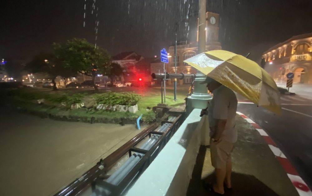 ภูเก็ตฝนตกกลางดึก น้ำท่วมถนน รถไม่สามารถสัญจรได้