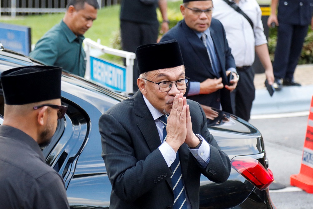 อันวาร์ อิบราฮิม วัย 75 ปี ขึ้นเป็นนายกรัฐมนตรีมาเลเซีย หลังรอคอย 30 ปี