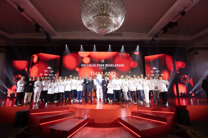 มิชลินไกด์ 2023 รวมเชฟ ผู้บริหารททท. ผู้บริหารมิชลิน และเชฟที่ได้รับรางวัลมิชลินไกด์ 2023 ยืนถ่ายภาพร่วมกัน