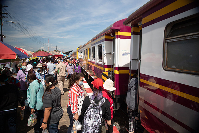 รถไฟลอยน้ำ