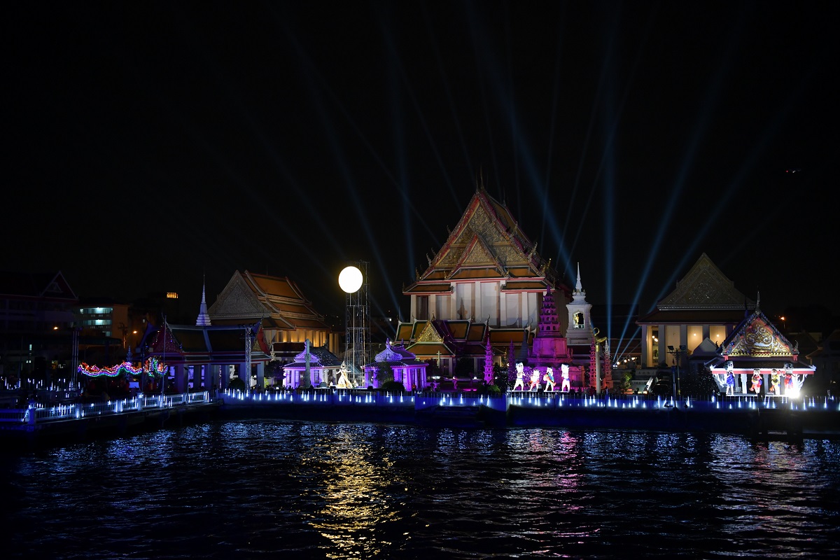 การแสดงรำ เชิดสิงโต ประกอบแสงสีเสียง และพลุ บริเวณท่าน้ำวัดกัลยาณมิตร 