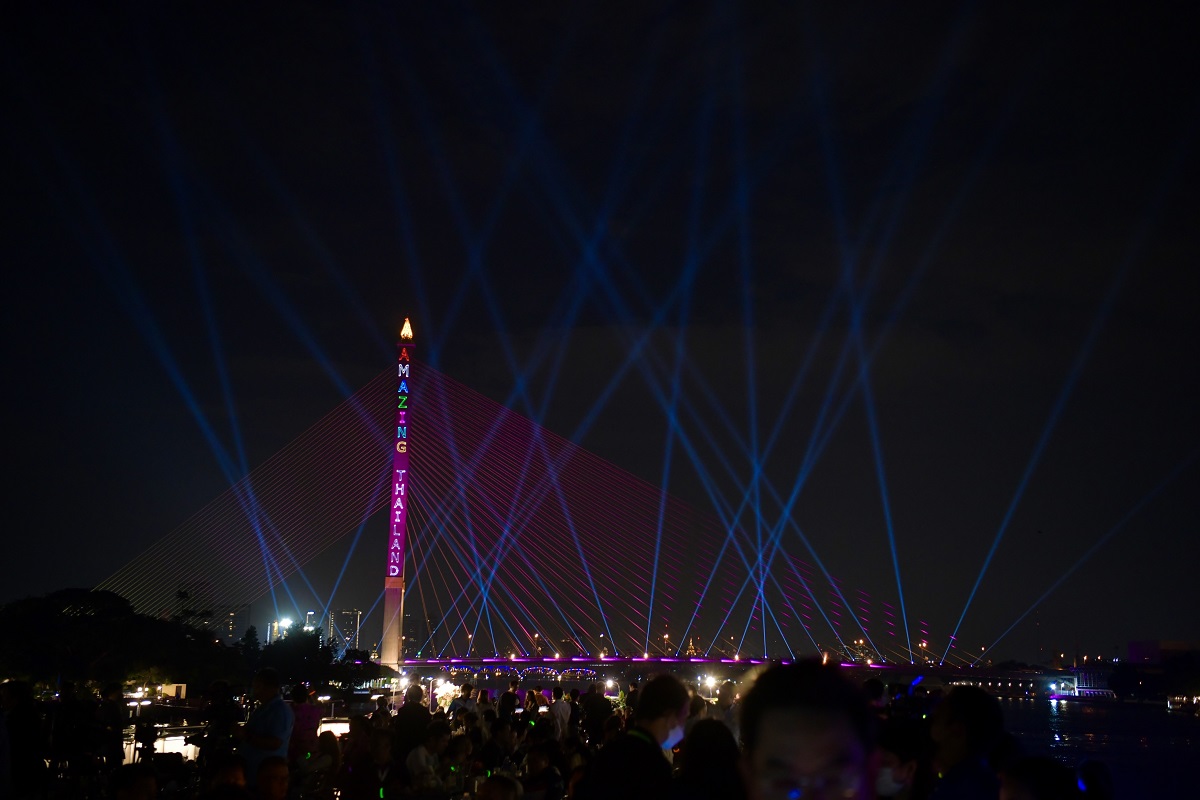 สปอตไลท์ ฉายขึ้นจากสะพานพระราม 8 มีการฉายไฟลงบนเสาสะพานปรากฏข้อความว่า Amazing Thailand